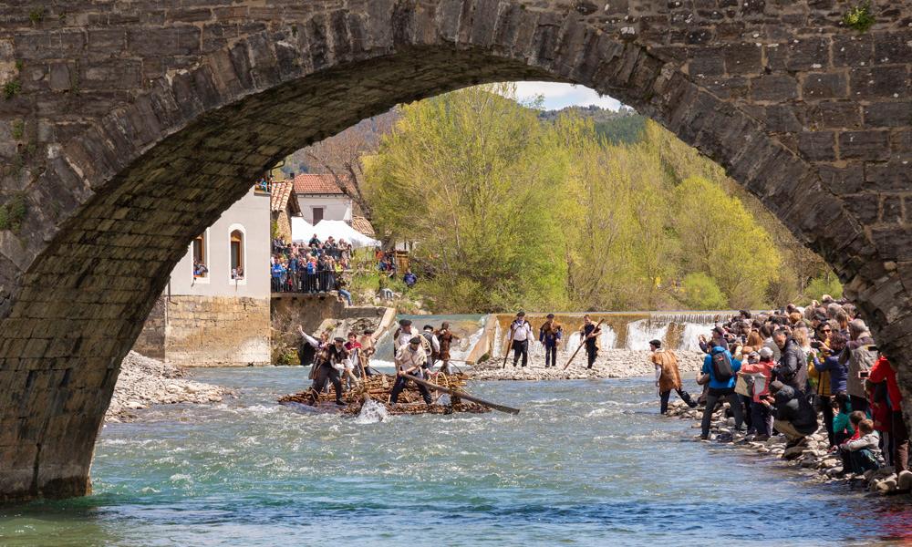 Almadieros en en el Día de la Almadía